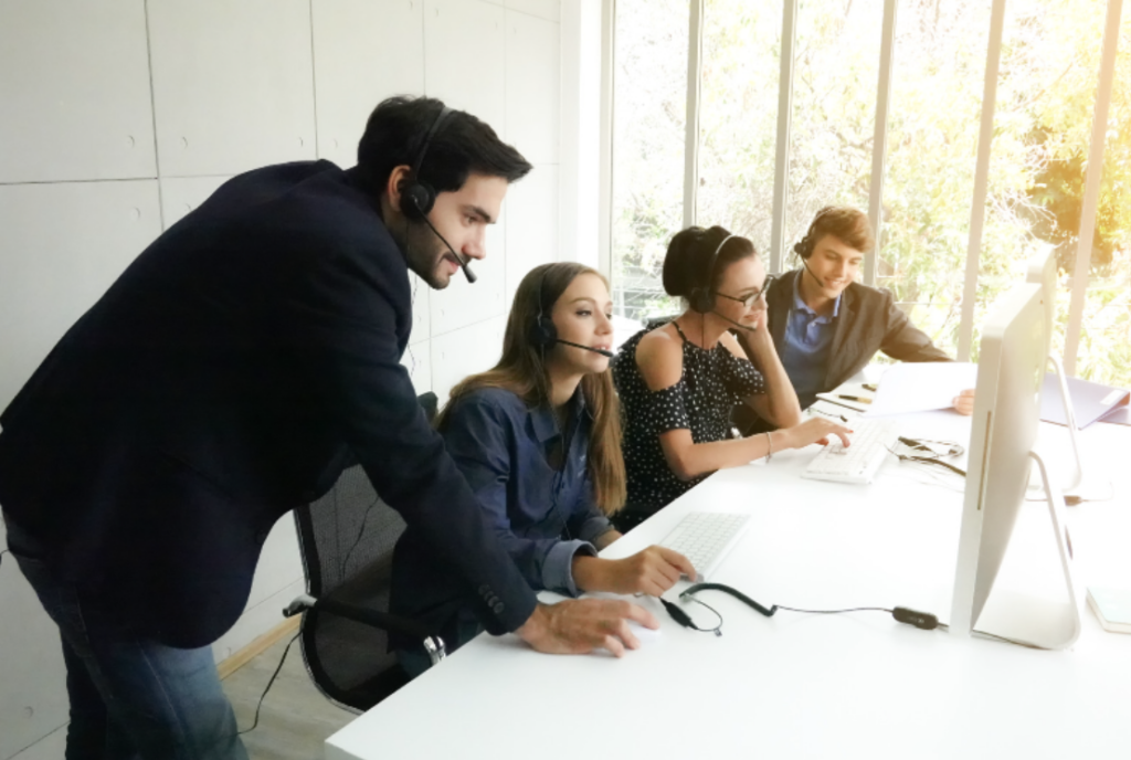 helpdesk-team-taking-calls